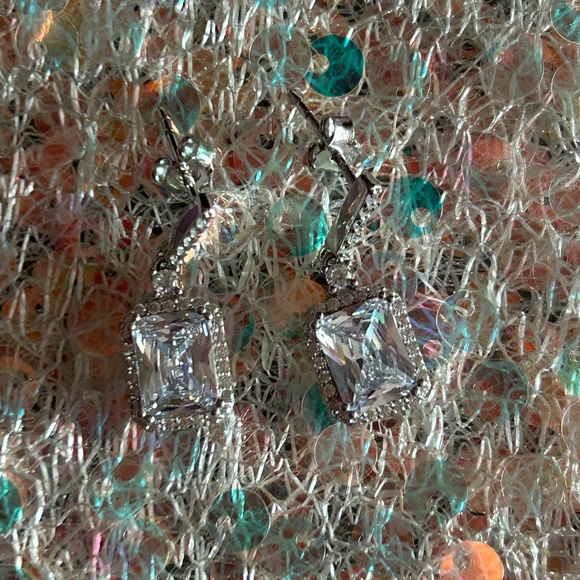 $6.99 SHIPPING Cubic Zirconia Dangling Earrings - Picture 1 of 2